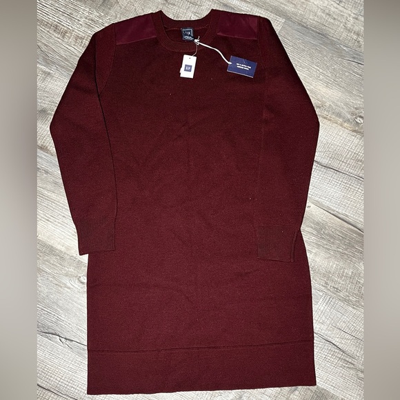 GAP Men’s 100% Merino Wool Sweater - Size M, Burgundy, Shoulder Accents - Picture 10 of 10